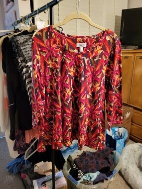 Floral Print Women’s Top in Fuchsia Red 23" W X 25"L Sleeve 19"